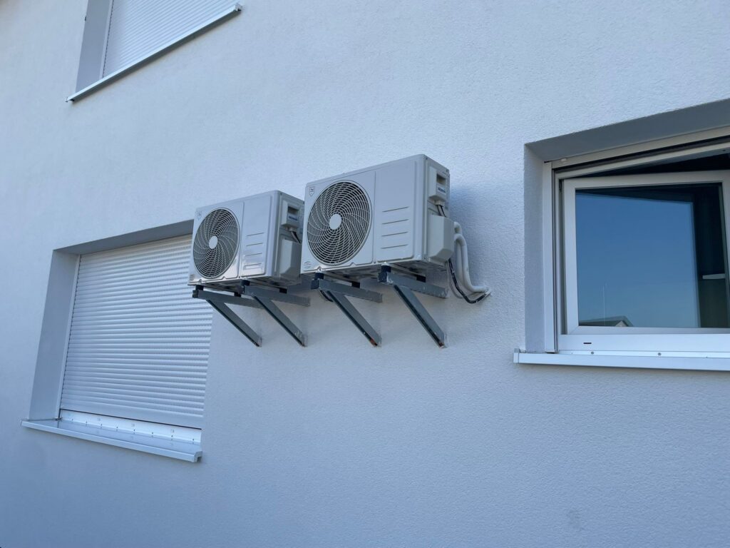 Drei fachgerecht montierte Außengeräte einer Klimaanlage