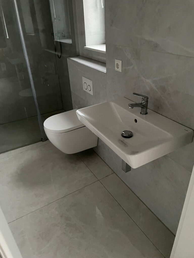Modernes Badezimmer mit wandhängendem WC und Waschtisch