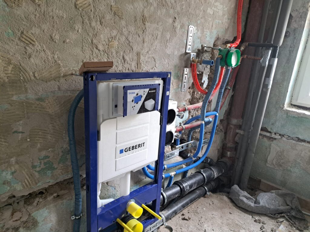 Vorwandinstallation mit Unterputzspülkasten und Wasseranschlüssen